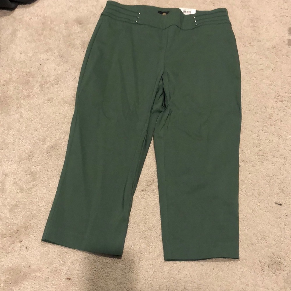 Green capris